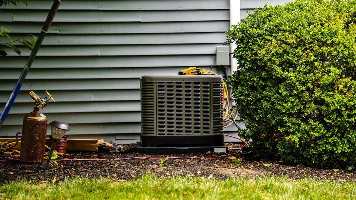 AC unit with refrigerant tank